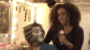 Paula Lima conversa com colegas de palco do musical 'Cats' - Divulgação