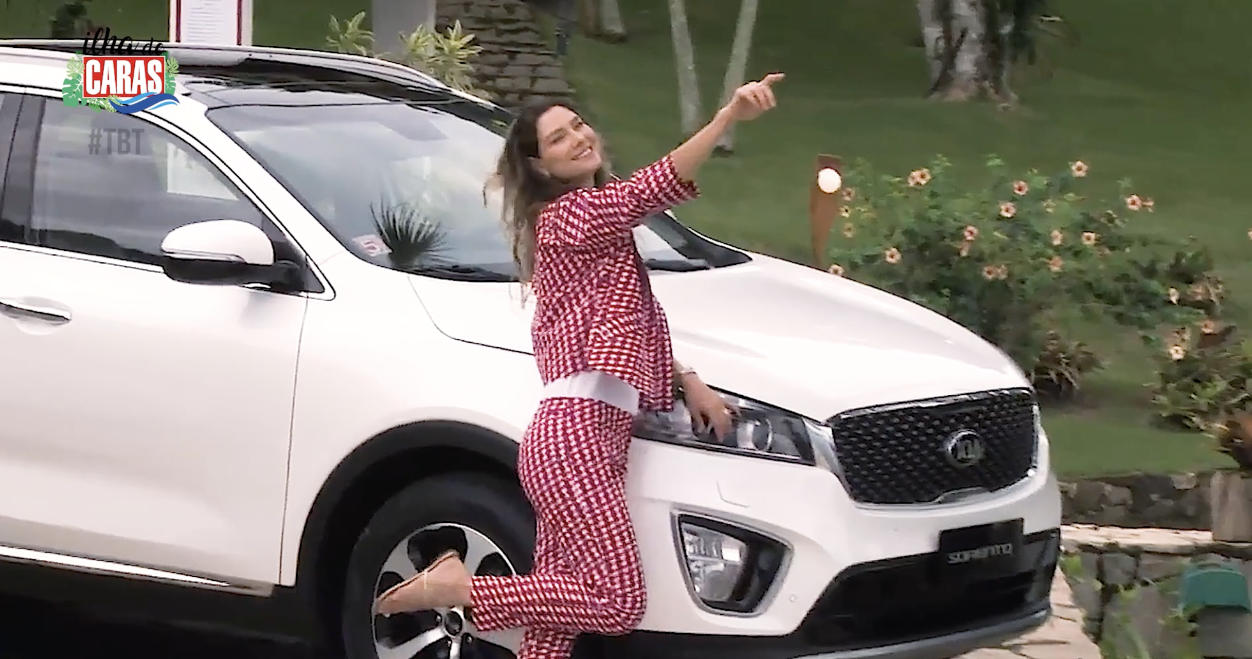 Lavinia Vlasak faz ensaio na Ilha de Caras